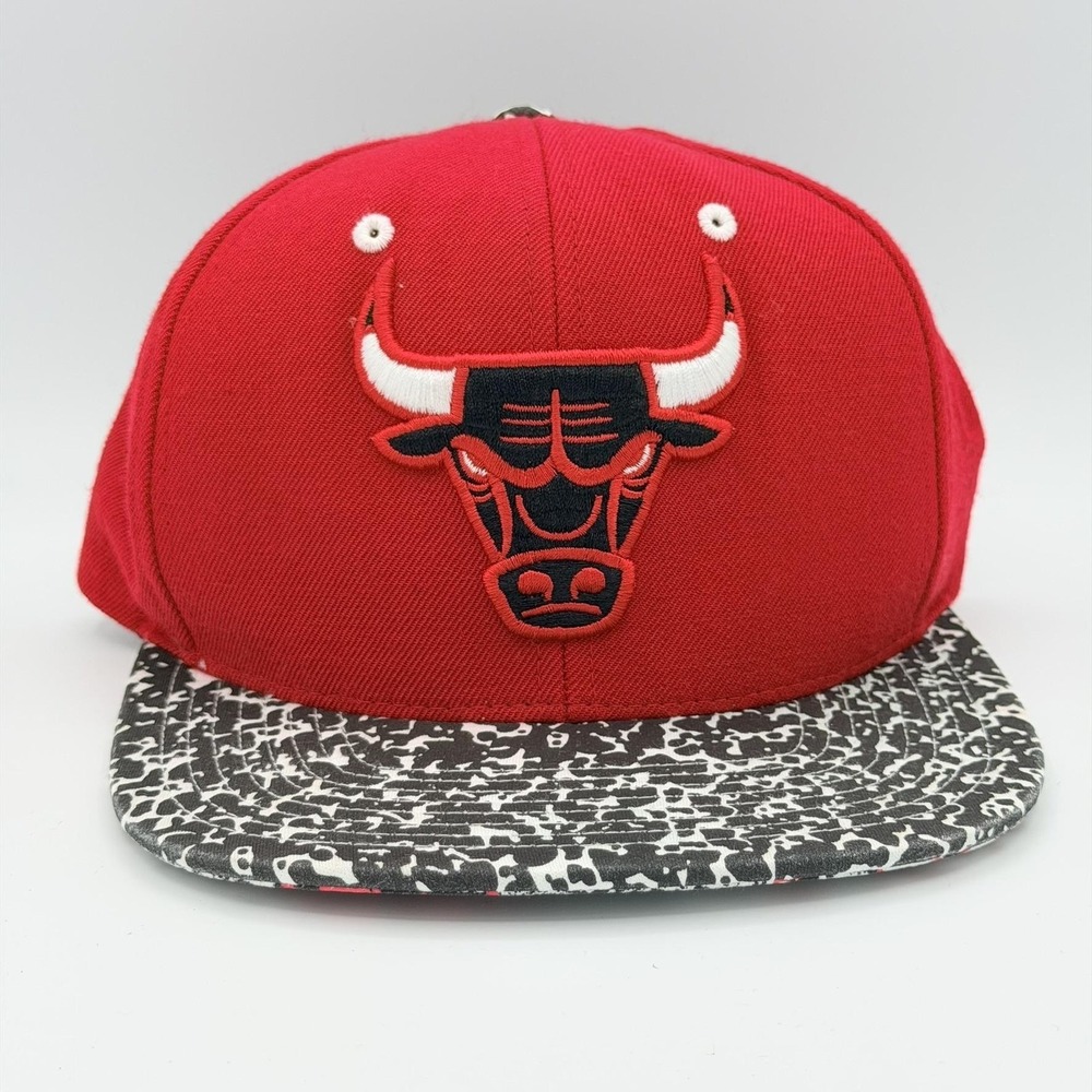 Chicago Bulls Hat Cap Snap Back Mens One Size Red NBA Basketball Mitchell & Ness
